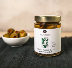 Grüne Chalkidiki-Oliven mit Paprika gefüllt in...
